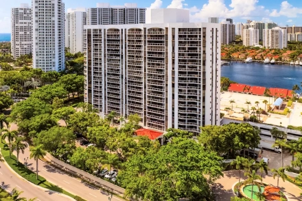 Harborside at the Waterways, Aventura 33180