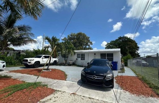 685 SW 7th Ter #