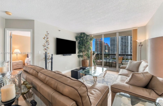 3600  Mystic Pointe Dr #903